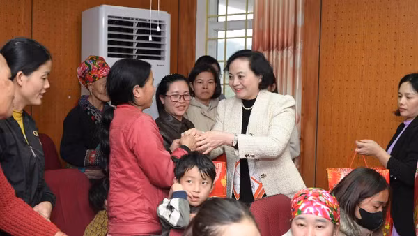 Phó Thủ tướng Phạm Thị Thanh Trà tặng quà cho nhân dân biên giới tỉnh Lào Cai.