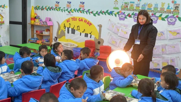 Học sinh Sa Pa được trang bị thêm quạt sưởi bảo đảm đủ ấm.