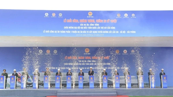 Phó Thủ tướng Chính phủ Bùi Thanh Sơn cùng các đại biểu thực hiện nghi thức khởi công dự án thành phần 1, thuộc dự án đầu tư xây dựng tuyến đường sắt Lào Cai-Hà Nội-Hải Phòng.