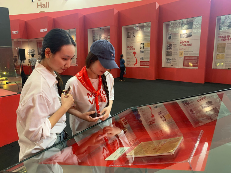 Khách tham quan triển lãm trước bản Tuyên ngôn Độc lập. z6999462418059-e50f5895d050dbb5bd3163e7b189aa36.jpg