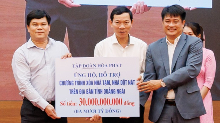 Ông Vũ Xuân Hà, đại diện Công ty cổ phần thép Hòa Phát Dung Quất và Tập đoàn Hòa Phát trao biểu trưng ủng hộ 30 tỷ đồng cho tỉnh Quảng Ngãi triển khai chương trình xóa nhà tạm, nhà dột nát.