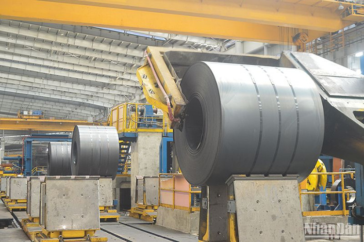 Sản xuất thép cán cuộn nóng tại Khu liên hợp gang thép Hòa Phát Dung Quất. 