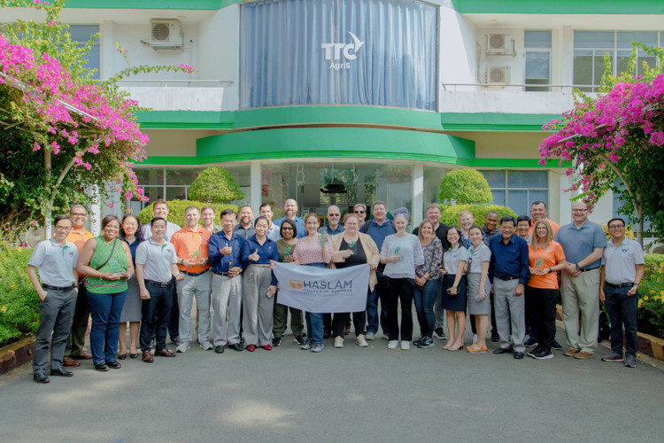 Đoàn chuyên gia và sinh viên Executive MBA chuyên ngành Supply Chain Management của trường Đại học Tennessee, Knoxville (Mỹ) đến tham quan Nhà máy TTCS và nông trường Tân Hưng tại Tây Ninh.