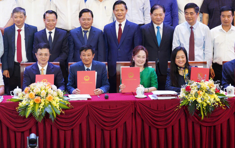 Bà Đặng Huỳnh Ức My – Chủ tịch AgriS trong phiên ký kết Biên bản ghi nhớ với Bộ Nông nghiệp và Môi trường triển khai Nghị quyết 57-NQ/TW về chuyển đổi số trong nông nghiệp.