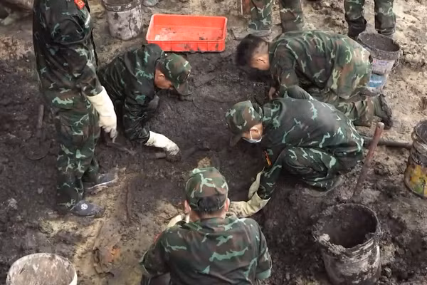 [Video] Đã tìm thấy 49 hài cốt và 1 bộ tập thể tại công viên Lê Thị Riêng