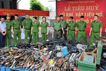 Số lượng lớn vũ khí, vật liệu nổ, công cụ hỗ trợ chuẩn bị tiêu hủy.