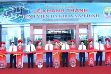 Các đại biểu cắt băng khánh thành Bệnh viện đa khoa Nam Định.