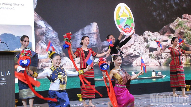 Tiết mục văn nghệ tại buổi lễ. 