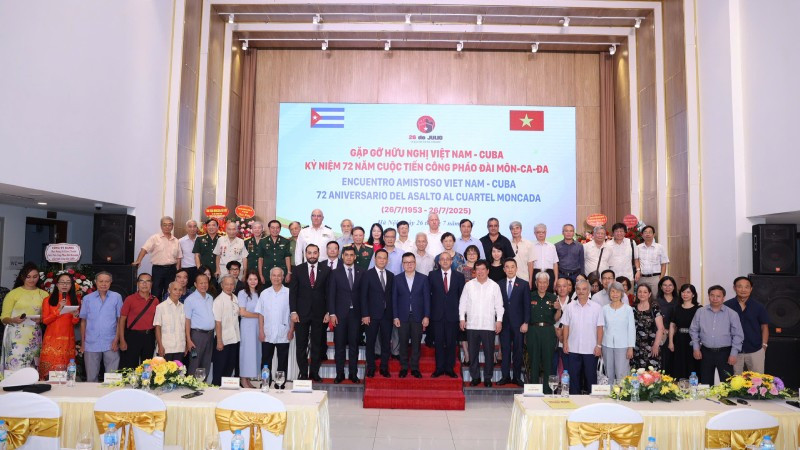 Đông đảo đại biểu chụp ảnh lưu niệm tại sự kiện. 