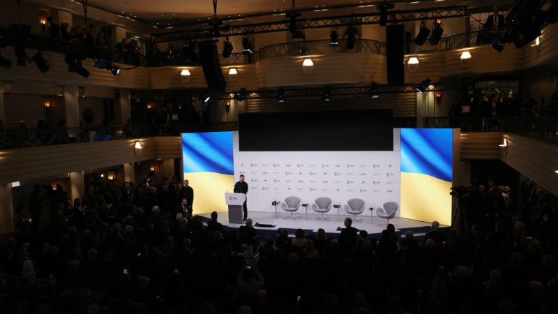 Tổng thống Ukraine Volodymyr Zelensky phát biểu tại Hội nghị An ninh Munich 2026. (Ảnh: TÂN HOA XÃ)