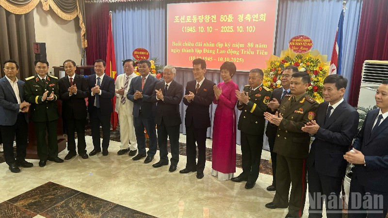 Đại diện hai nước chụp ảnh tại buổi chiêu đãi.