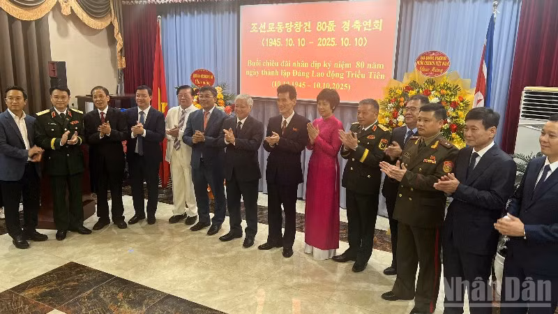 Đại diện hai nước chụp ảnh tại buổi chiêu đãi.