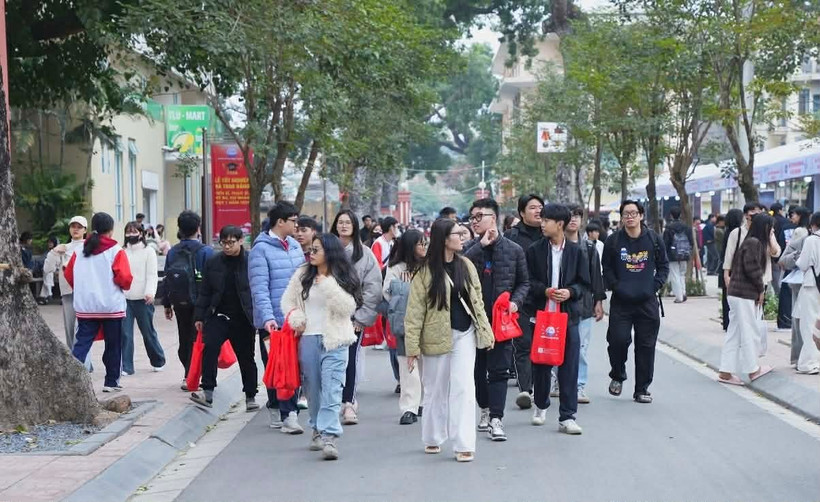 Chương trình nhận được sự quan tâm của đông đảo sinh viên và học sinh.