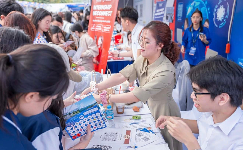Ngày hội việc làm Phenikaa Career Fair 2026 thu hút hơn 9.000 sinh viên tham dự.
