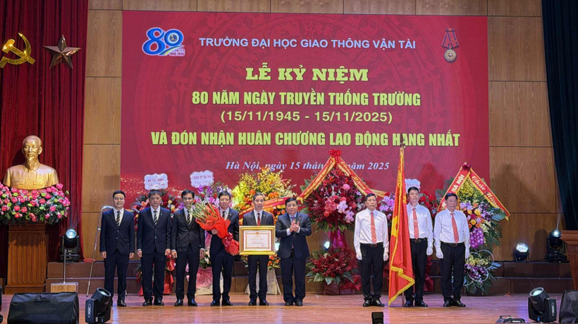 Phó Thủ tướng Chính phủ Nguyễn Chí Dũng trao Huân chương Lao động hạng Nhất cho Trường đại học Giao thông vận tải. (Ảnh: QUỲNH NGUYỄN)