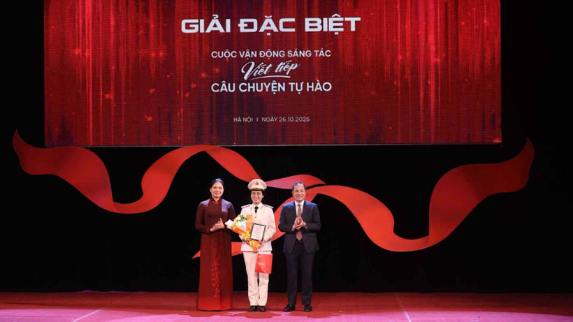 Bà Hà Thị Nga, Ủy viên Trung ương Đảng, Phó Chủ tịch Ủy ban Trung ương Mặt trận Tổ quốc Việt Nam và ông Hoàng Trung Dũng, Ủy viên Trung ương Đảng, Tổng Biên tập Tạp chí Cộng sản trao giải Đặc biệt cho tác giả Phạm Thị Thi (Cà Mau).