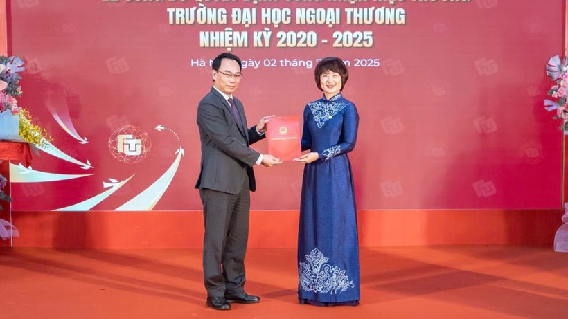 Thứ trưởng Giáo dục và Đào tạo Hoàng Minh Sơn trao quyết định công nhận Hiệu trưởng Trường đại học Ngoại thương nhiệm kỳ 2020-2025 đến Phó giáo sư, Tiến sĩ Phạm Thu Hương. 