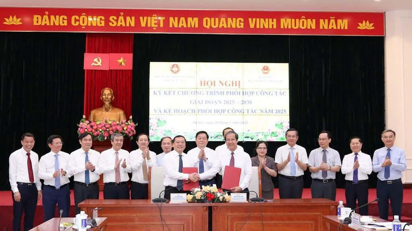 Lãnh đạo Ban Tuyên giáo và Dân vận Trung ương cùng lãnh đạo Đảng ủy Bộ Giáo dục và Đào tạo ký kết Chương trình phối hợp công tác giai đoạn 2025-2030. (Ảnh: Trần Hiệp)