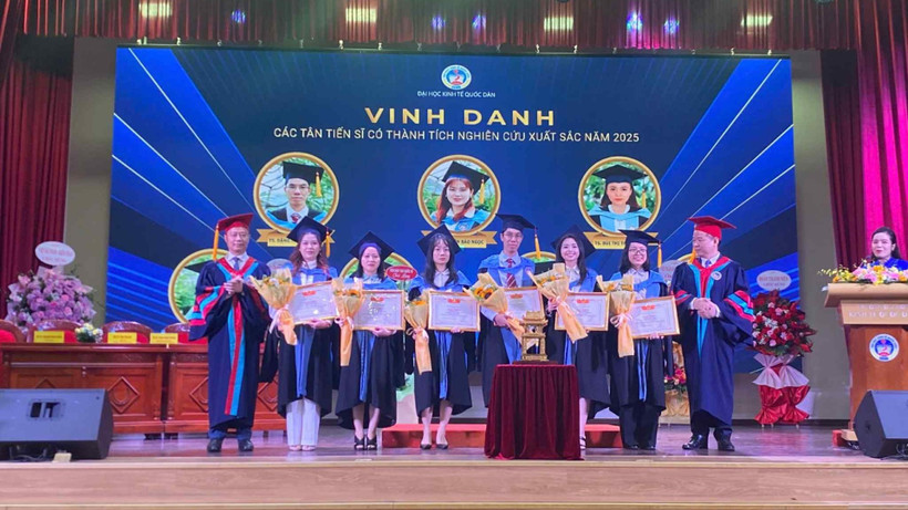 Vinh danh các tân tiến sĩ có thành tích nghiên cứu xuất sắc năm 2025. 