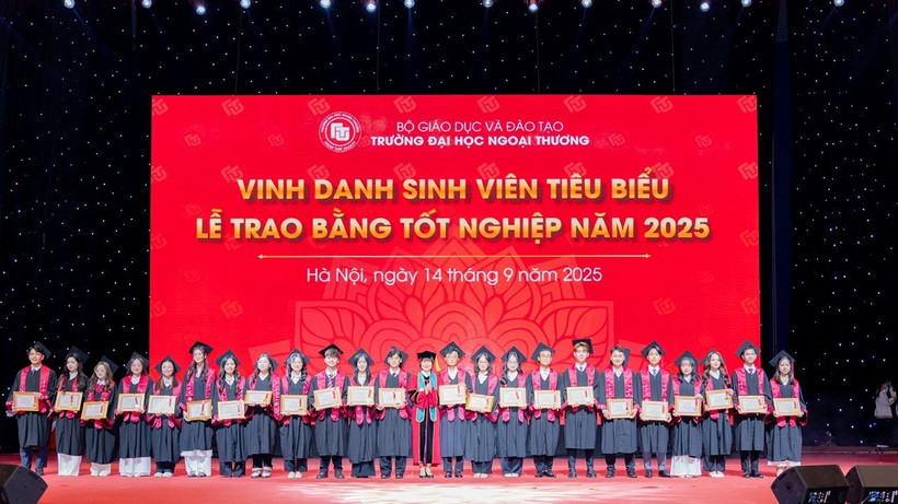Vinh danh sinh viên tiêu biểu Trường đại học Ngoại thương. 