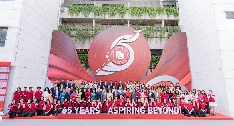 Tập thể lãnh đạo Trường đại học Ngoại Thương cùng các sinh viên nhà trường. 