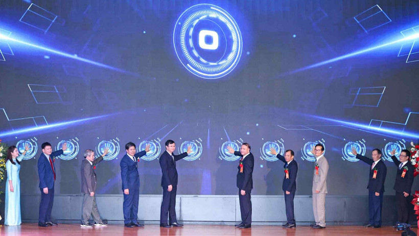 Lãnh đạo Trường đại học Sư phạm Hà Nội, Khoa cùng các đại biểu bấm nút đổi tên từ Khoa Sư phạm kỹ thuật thành Khoa Kỹ thuật và Công nghệ. (Ảnh: THANH TÙNG) 