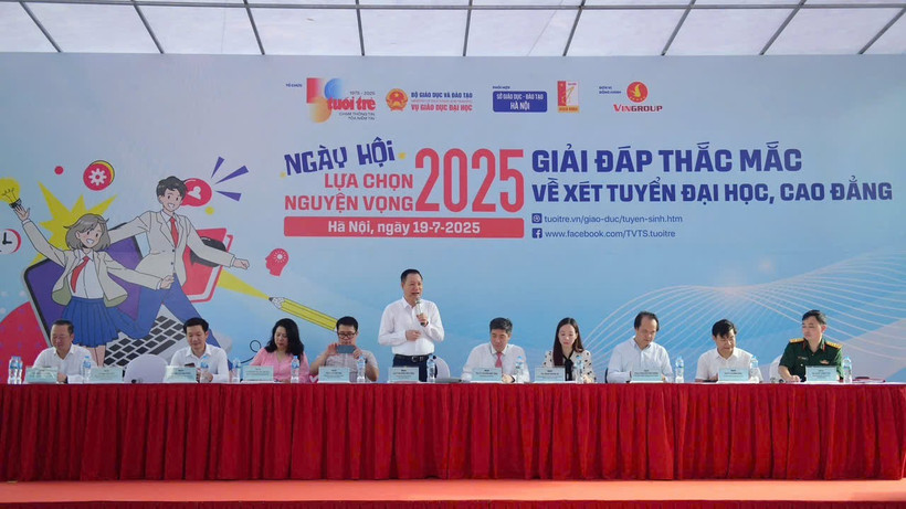 Các chuyên gia trong Ban tư vấn giải đáp trực tiếp tại Ngày hội lựa chọn nguyện vọng xét tuyển 2025 (Ảnh: NAM TRẦN)