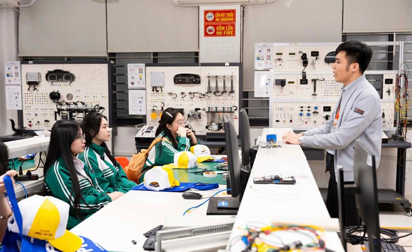 Học sinh tham quan các phòng thí nghiệm và không gian sáng tạo tại Đại học Phenikaa.