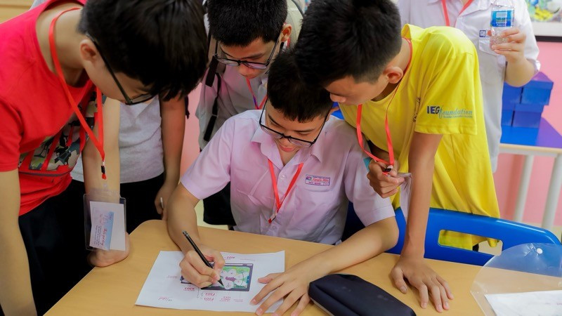Đề thi không chỉ kiểm tra kiến thức mà còn yêu cầu học sinh vận dụng tư duy logic, khả năng phản biện.