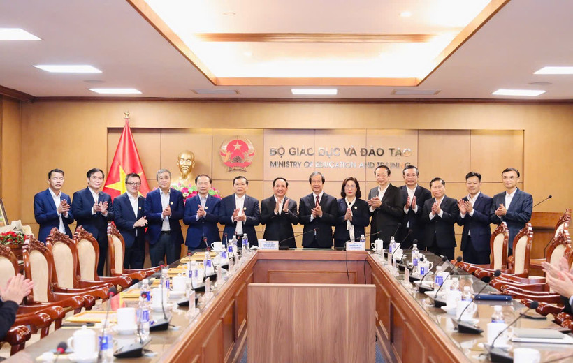 Các đại biểu chụp ảnh lưu niệm tại buổi gặp mặt. (Ảnh: NGUYỄN MẠNH)