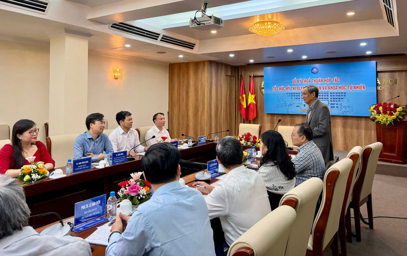 Quang cảnh Lễ ký kết thỏa thuận hợp tác về việc tổ chức Kỳ thi Olympic Toán học và Khoa học tự nhiên dành cho học sinh phổ thông.