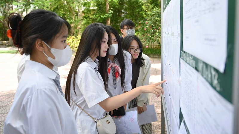 Thí sinh xem thông tin phòng thi tại điểm thi Trường THCS Minh Khai, Hà Nội. (Ảnh: THẾ ĐẠI)
