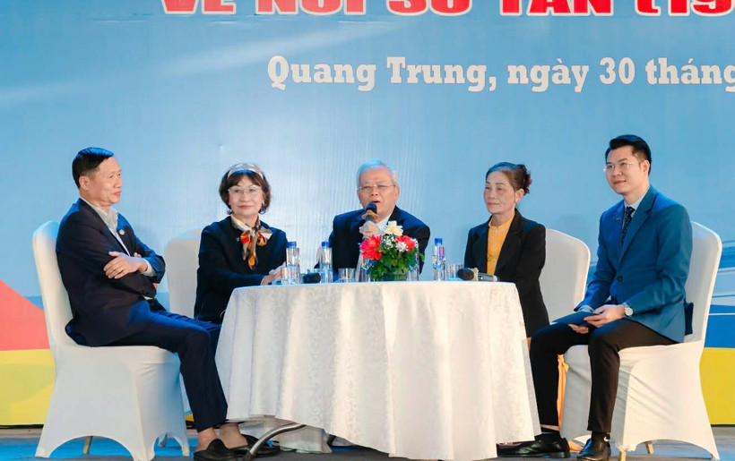 Những nhân chứng lịch sử trong suốt những năm tháng sơ tán của Đại học Kinh tế Quốc dân chia sẻ tại phần giao lưu “Ký ức về một thời sơ tán”.