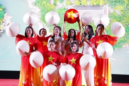 Tiết mục văn nghệ trong chương trình gặp gỡ “Xuân Quê hương 2026” do Đại sứ quán Việt Nam tại Campuchia tổ chức. (Ảnh: ĐINH TRƯỜNG)