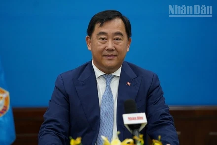 Người phát ngôn, Phó Trưởng Ban thứ nhất Ban Đối ngoại Trung ương Đảng Nhân dân Campuchia Sous Yara trả lời phỏng vấn của phóng viên Báo Nhân Dân thường trú tại Campuchia. (Ảnh: ĐINH TRƯỜNG)