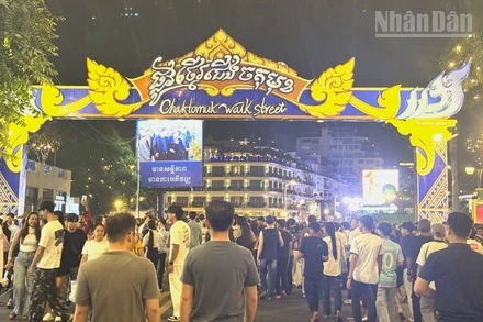 Phố đi bộ Chaktomuk ở thủ đô Phnom Penh, Campuchia. (Ảnh: ĐINH TRƯỜNG)