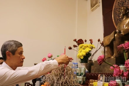 Bí thư Đảng ủy, Đại sứ Việt Nam tại Campuchia Nguyễn Minh Vũ thành kính dâng hương tưởng nhớ Chủ tịch Hồ Chí Minh. (Ảnh: HUY VŨ)