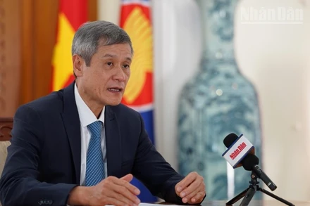 Đại sứ Việt Nam tại Campuchia Nguyễn Minh Vũ trả lời phỏng vấn của phóng viên Báo Nhân Dân thường trú tại Campuchia. (Ảnh: ĐINH TRƯỜNG)