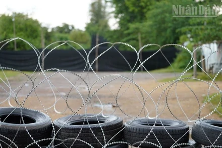 Hàng rào biên giới bằng dây thép gai và lốp xe, được chụp từ phía Banteay Meanchey, Campuchia ngày 29/8/2025. (Ảnh: ĐINH TRƯỜNG)