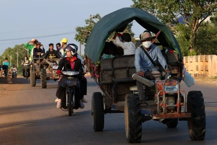 Người dân Campuchia sơ tán tránh xung đột ngày 8/12/2025. (Ảnh: Bộ Thông tin Campuchia)