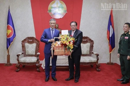Đại sứ Nguyễn Minh Vũ (trái) chúc mừng Đại sứ Lào Buakeo Phumvongsay nhân kỷ niệm 50 năm Quốc khánh Lào. (Ảnh: Đại sứ quán Việt Nam tại Campuchia)