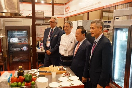 Bộ trưởng Du lịch Campuchia Huot Hak (giữa) và Đại sứ Việt Nam tại Campuchia Nguyễn Minh Vũ (ngoài cùng bên phải) tham quan gian hàng tại Hội chợ. (Ảnh: ĐINH TRƯỜNG)