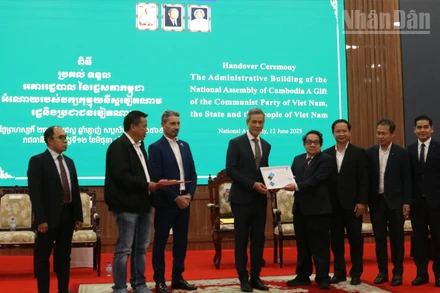 Đại sứ Việt Nam tại Campuchia Nguyễn Minh Vũ (thứ tư từ trái sang) thực hiện nghi thức bàn giao công trình tòa nhà hành chính mới của Quốc hội Campuchia do Việt Nam tài trợ.