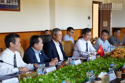 Đại sứ Nguyễn Minh Vũ và đoàn công tác tại buổi làm việc với chính quyền tỉnh Mondulkiri, địa phương cách thủ đô Phnom Penh khoảng 360 km. (Ảnh: ĐINH TRƯỜNG)