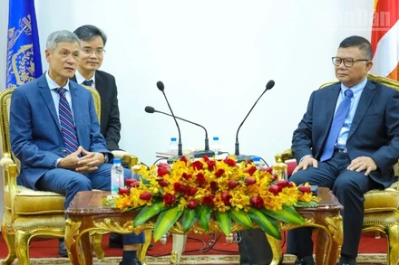 Đại sứ Việt Nam tại Campuchia Nguyễn Minh Vũ (bên trái) tại cuộc gặp ông Chhay Sinarit, Bộ trưởng Cao cấp, Trưởng Ban Thư ký Ủy ban Chống lừa đảo trực tuyến Campuchia ngày 23/7.