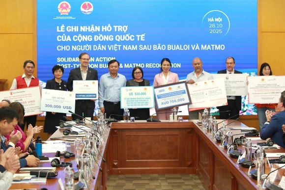 Thứ trưởng Nông nghiệp và Môi trường Nguyễn Hoàng Hiệp trao biểu trưng ghi nhận đóng góp của các đại sứ quán và tổ chức quốc tế cho công tác hỗ trợ người dân Việt Nam sau bão.