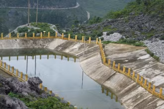 Hồ thực nghiệm trữ nước ở xã Thài Phìn Tủng, huyện Đồng Văn, tỉnh Hà Giang. (Ảnh: PHẠM VĂN PHÚ)