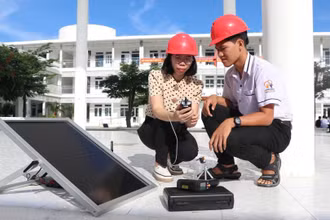 Giảng viên điện tử công nghiệp đào tạo về năng lượng tái tạo cho học sinh Trường THCS, THPT Đặng Chí Thanh, do Tổ chức Hợp tác Phát triển Đức (GIZ) tài trợ.