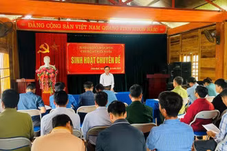 Buổi sinh hoạt chuyên đề tại Chi bộ bản Chăn Nuôi. (Ảnh: PHẠM CƯỜNG)