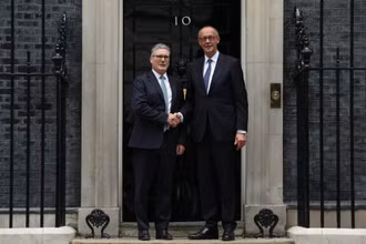 Thủ tướng Anh Keir Starmer và Thủ tướng Đức Friedrich Merz tại Thủ đô London. (Ảnh: politico.eu)